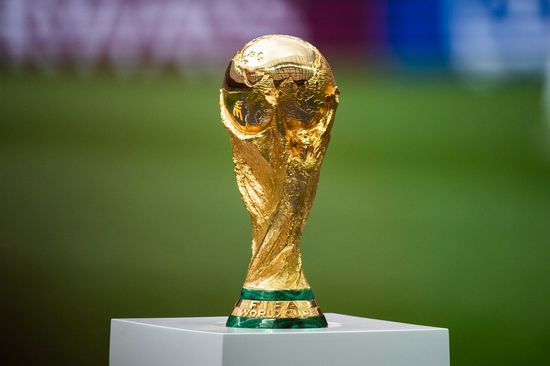 洪五心领神会，立刻将吴东海也押到了叶长敏的身边。